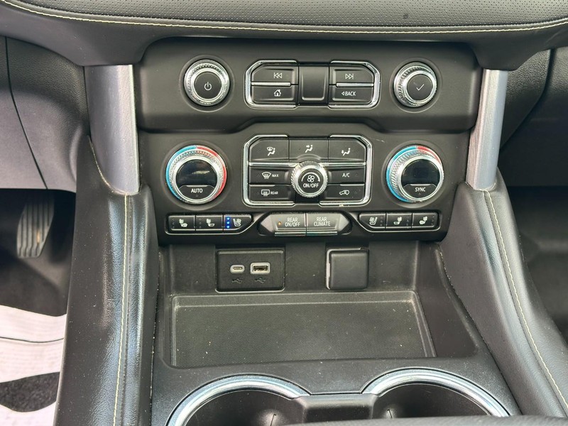 GMC Yukon Vehicle Full-screen Gallery Image 17