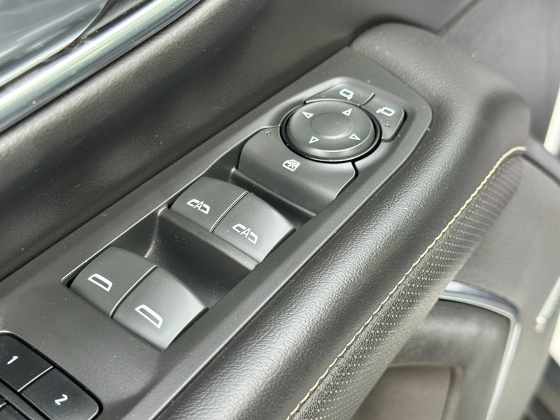 GMC Yukon Vehicle Full-screen Gallery Image 19