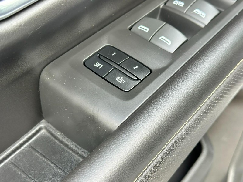 GMC Yukon Vehicle Full-screen Gallery Image 20