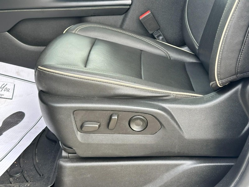 GMC Yukon Vehicle Full-screen Gallery Image 21