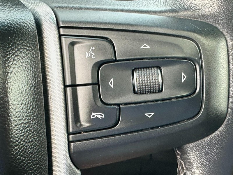 GMC Yukon Vehicle Full-screen Gallery Image 23