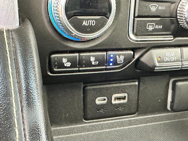 GMC Yukon Vehicle Full-screen Gallery Image 25