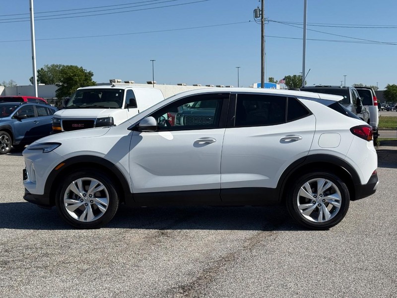 Buick Encore GX Vehicle Full-screen Gallery Image 2