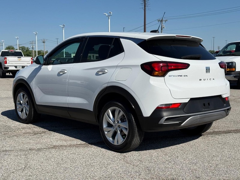 Buick Encore GX Vehicle Full-screen Gallery Image 3