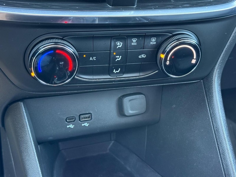 Buick Encore GX Vehicle Full-screen Gallery Image 18