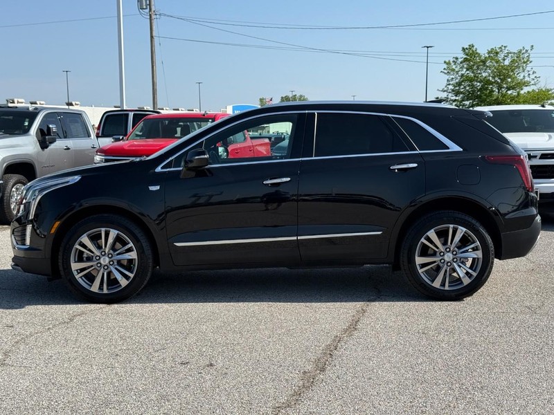 Cadillac XT5 Vehicle Full-screen Gallery Image 02