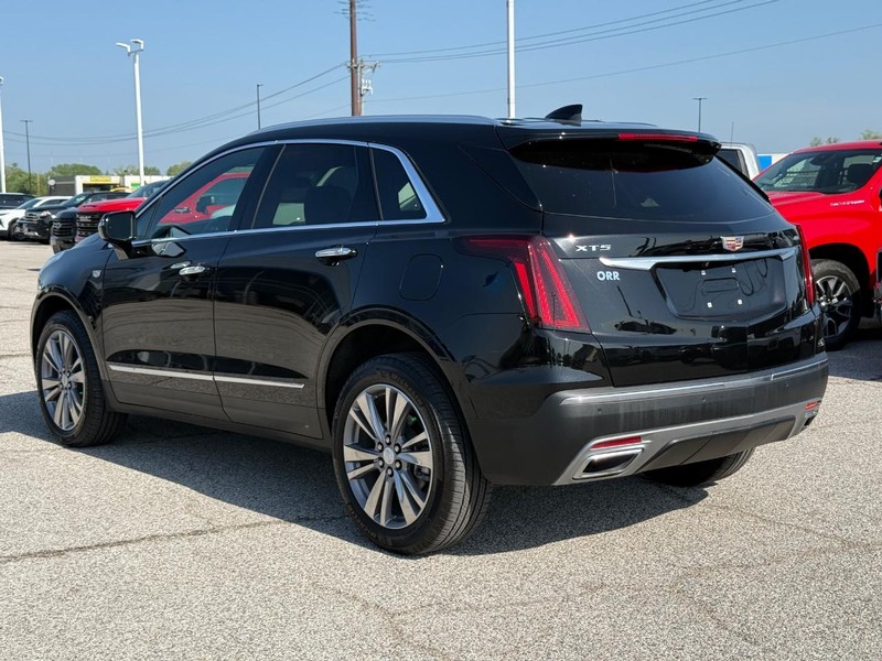 Cadillac XT5 Vehicle Full-screen Gallery Image 03