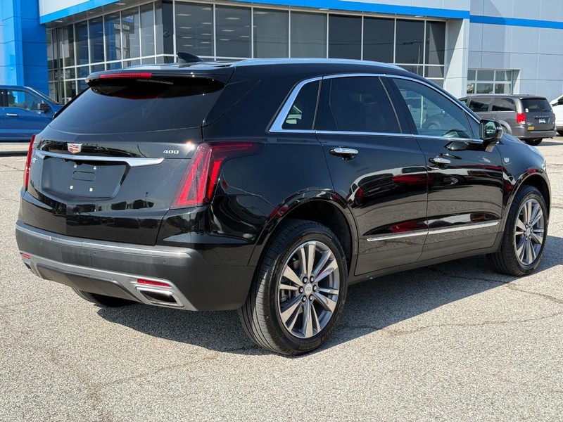 Cadillac XT5 Vehicle Full-screen Gallery Image 05