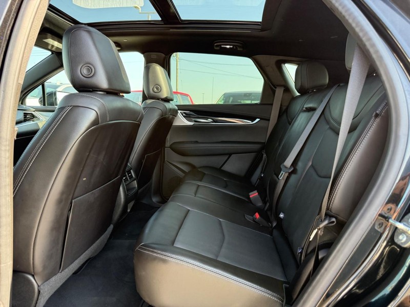 Cadillac XT5 Vehicle Full-screen Gallery Image 10