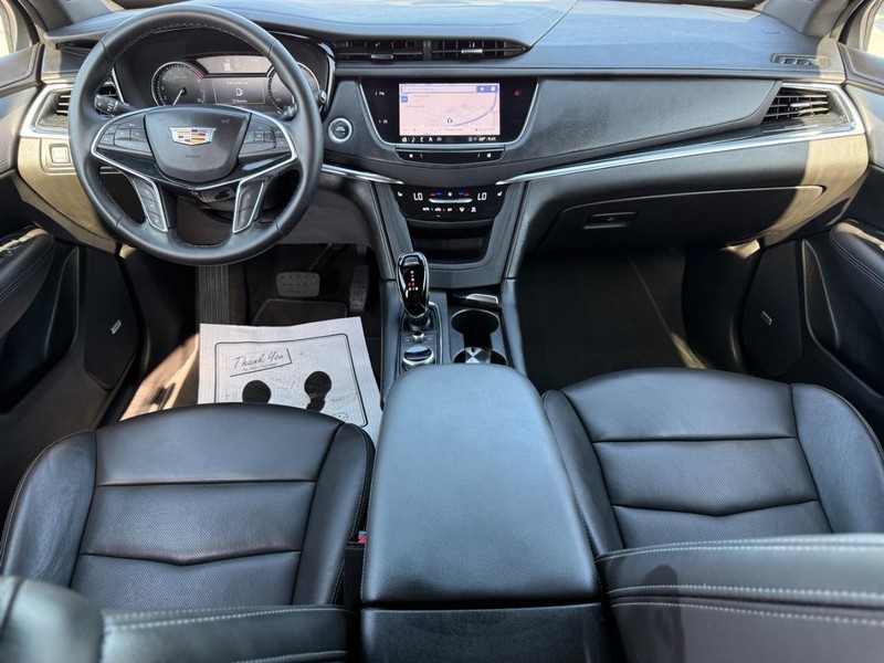 Cadillac XT5 Vehicle Full-screen Gallery Image 12