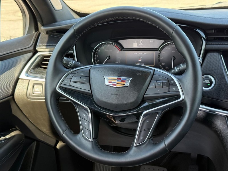 Cadillac XT5 Vehicle Full-screen Gallery Image 13