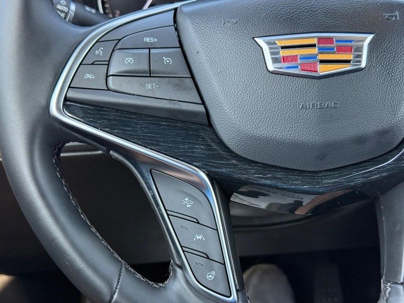 Cadillac XT5 Vehicle Full-screen Gallery Image 14