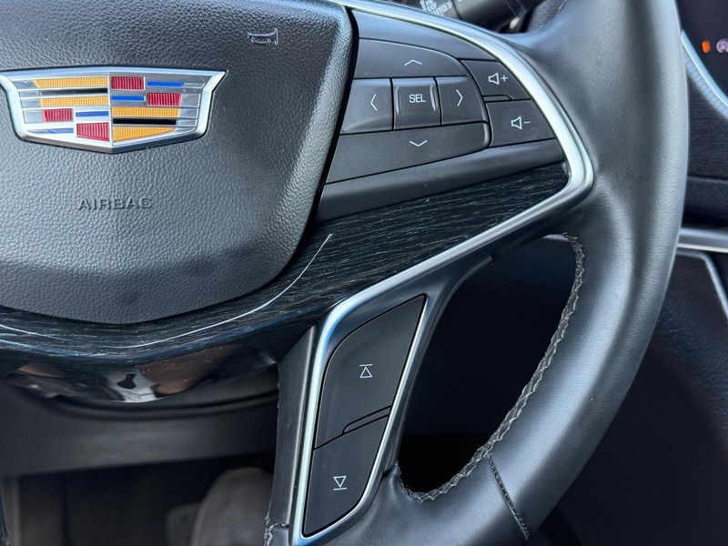 Cadillac XT5 Vehicle Full-screen Gallery Image 15