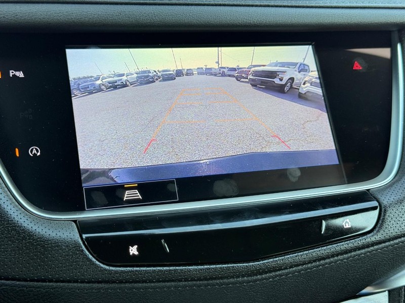 Cadillac XT5 Vehicle Full-screen Gallery Image 18