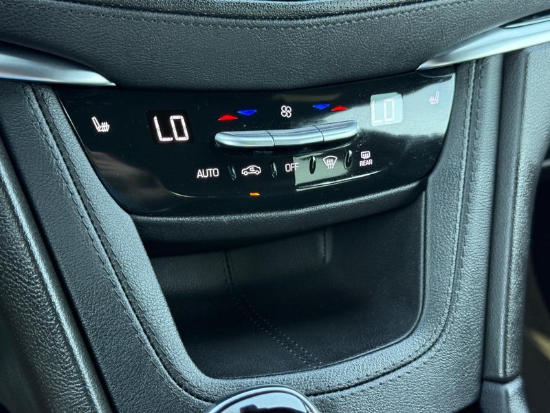 Cadillac XT5 Vehicle Full-screen Gallery Image 19