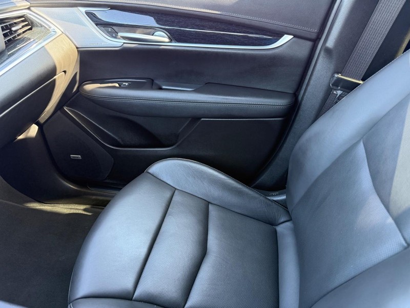 Cadillac XT5 Vehicle Full-screen Gallery Image 21