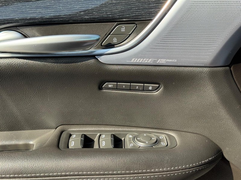 Cadillac XT5 Vehicle Full-screen Gallery Image 23