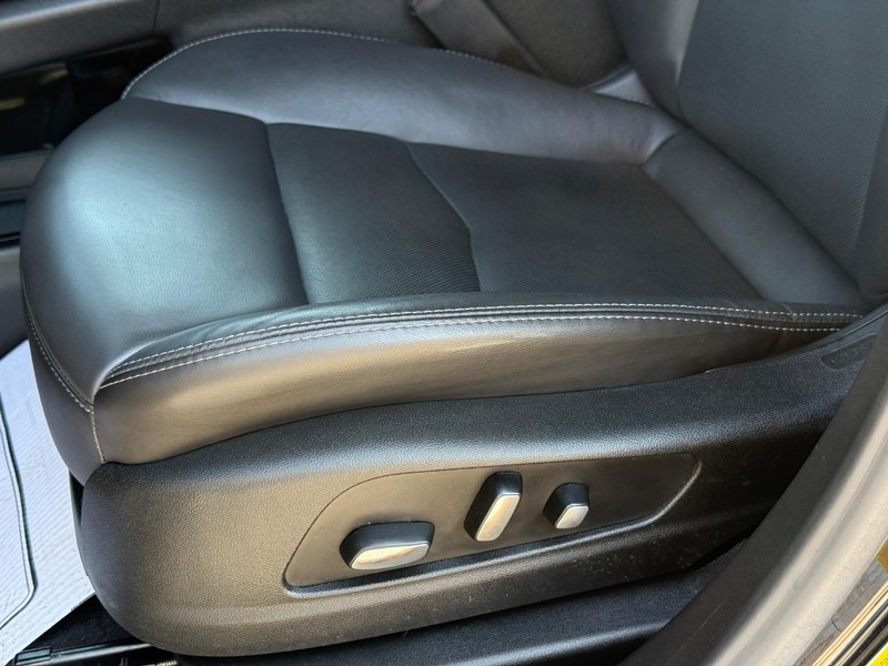 Cadillac XT5 Vehicle Full-screen Gallery Image 24