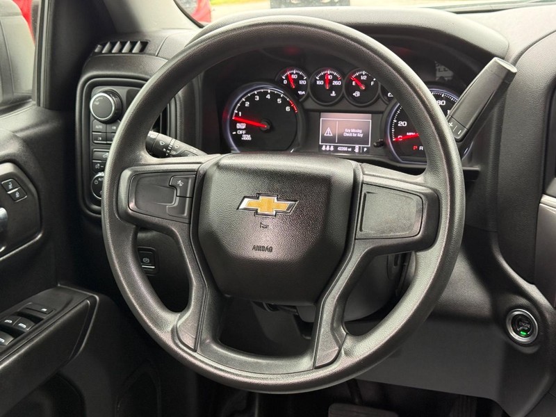 Chevrolet Silverado 1500 Vehicle Full-screen Gallery Image 13