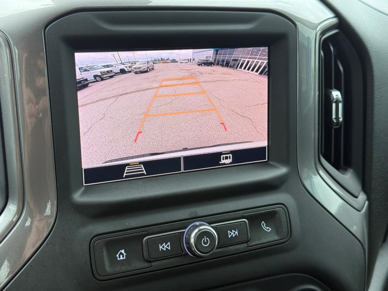 Chevrolet Silverado 1500 Vehicle Full-screen Gallery Image 17