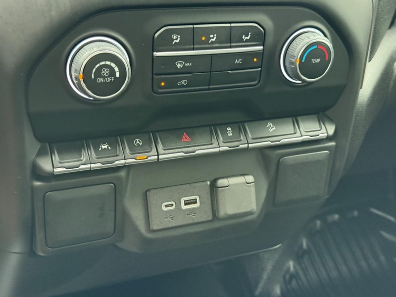Chevrolet Silverado 1500 Vehicle Full-screen Gallery Image 18