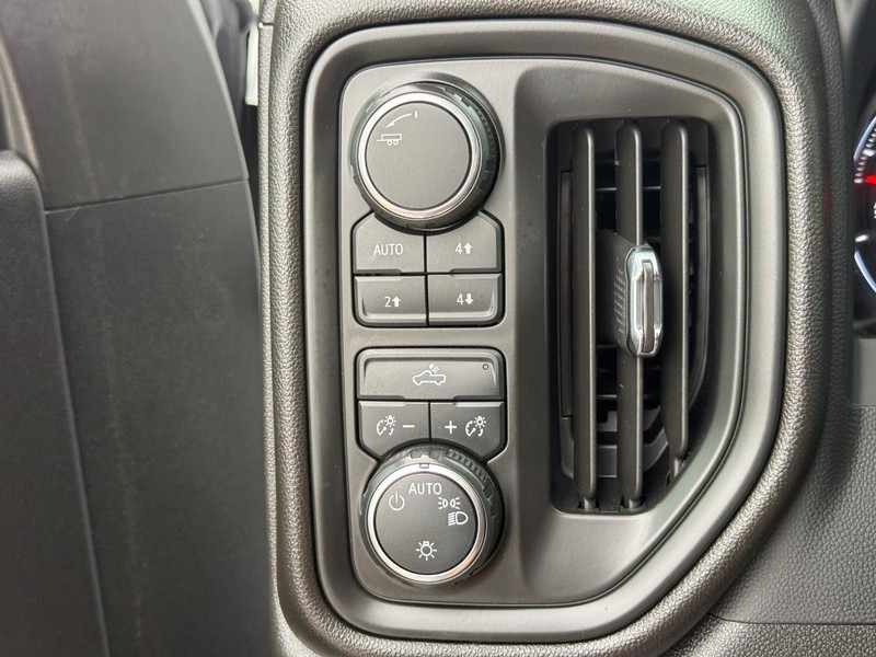 Chevrolet Silverado 1500 Vehicle Full-screen Gallery Image 21