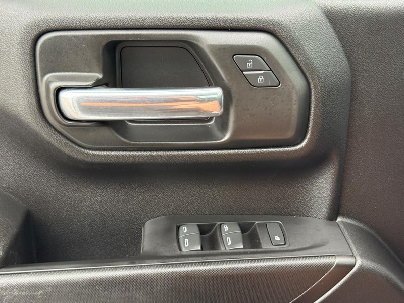 Chevrolet Silverado 1500 Vehicle Full-screen Gallery Image 22