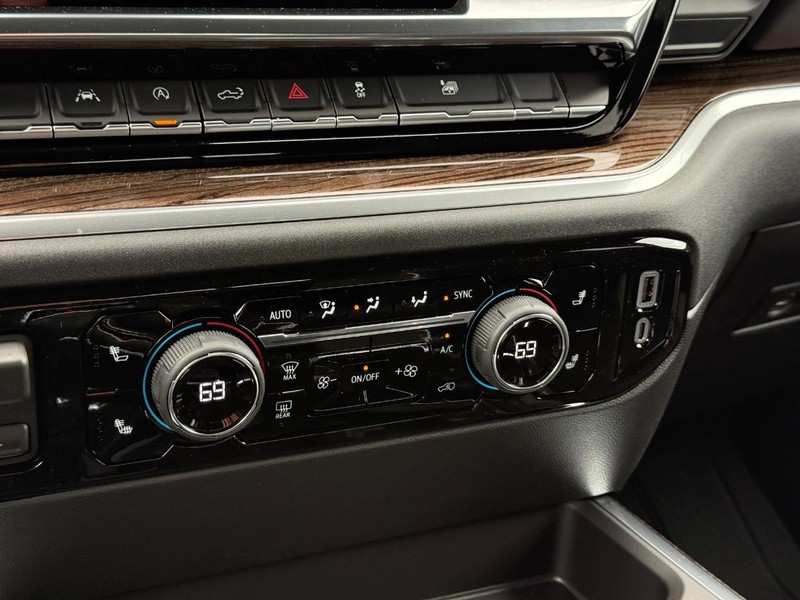 Chevrolet Silverado 1500 Vehicle Full-screen Gallery Image 13