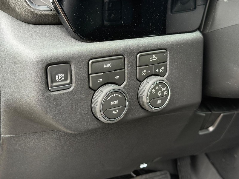 Chevrolet Silverado 1500 Vehicle Full-screen Gallery Image 16