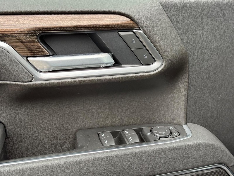 Chevrolet Silverado 1500 Vehicle Full-screen Gallery Image 18
