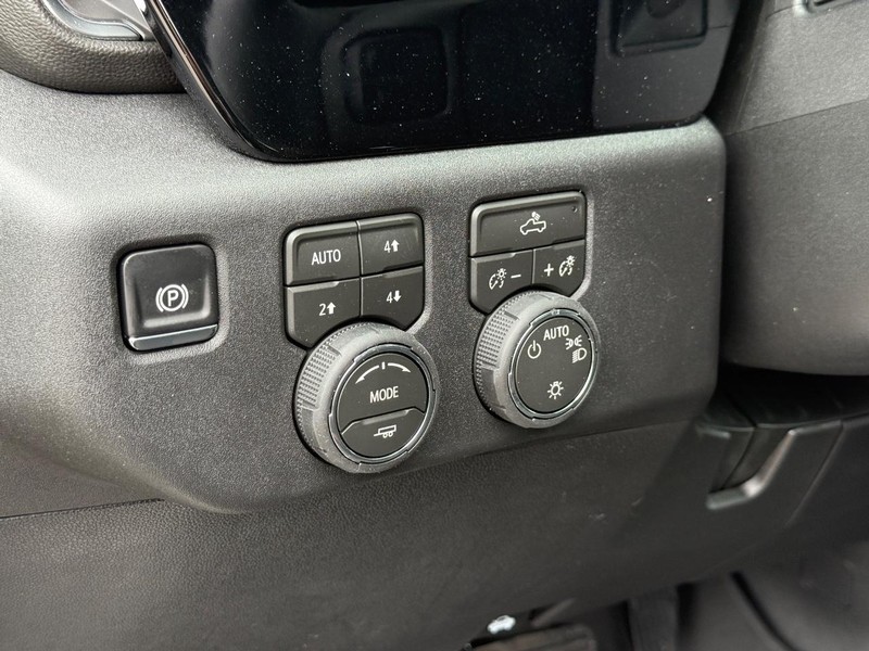 Chevrolet Silverado 1500 Vehicle Full-screen Gallery Image 15