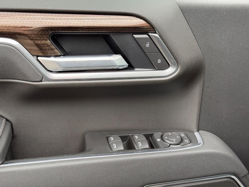 Chevrolet Silverado 1500 Vehicle Full-screen Gallery Image 16
