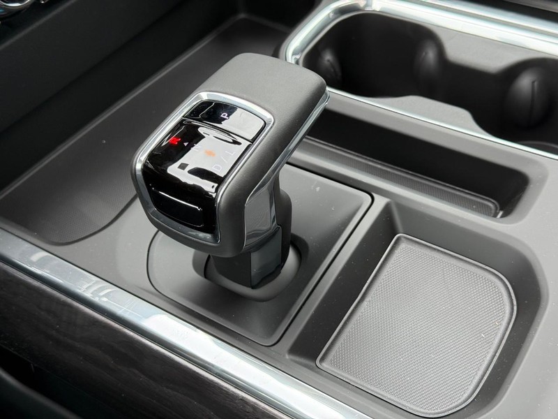 Chevrolet Silverado 1500 Vehicle Full-screen Gallery Image 16