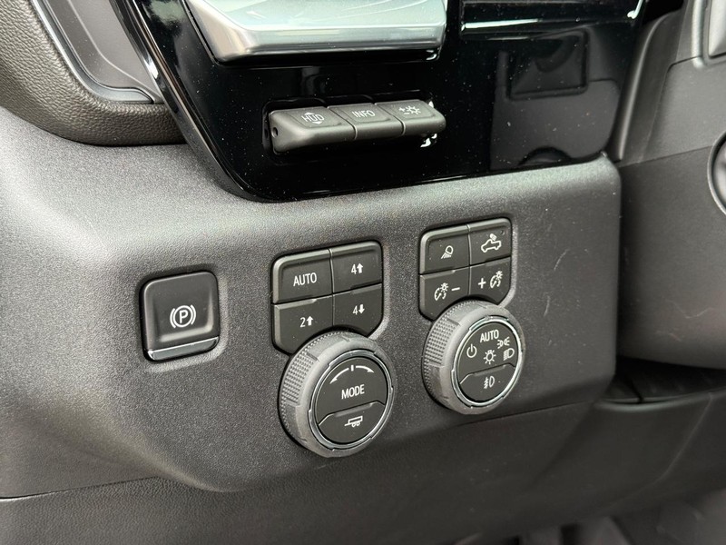 Chevrolet Silverado 1500 Vehicle Full-screen Gallery Image 18