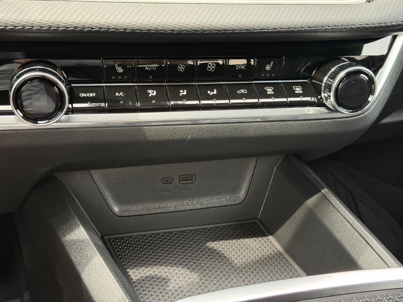Chevrolet Equinox Vehicle Full-screen Gallery Image 13