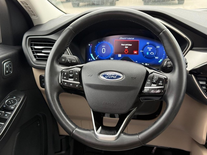 Ford Escape Vehicle Full-screen Gallery Image 13