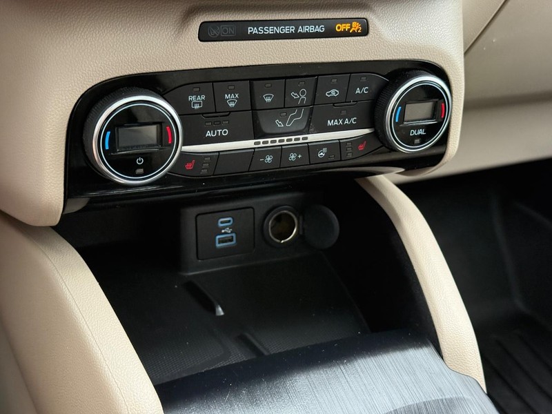 Ford Escape Vehicle Full-screen Gallery Image 19