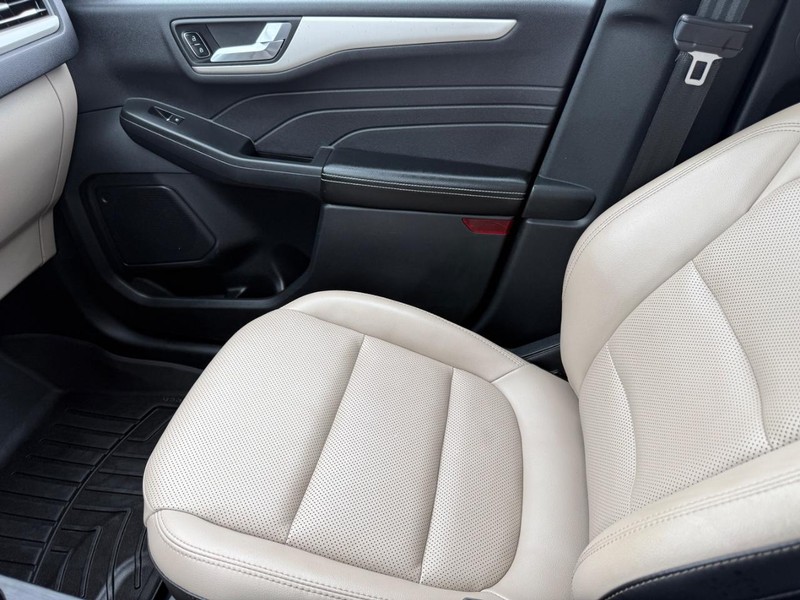 Ford Escape Vehicle Full-screen Gallery Image 21