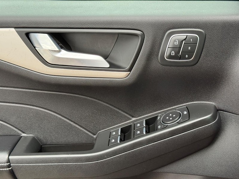 Ford Escape Vehicle Full-screen Gallery Image 24