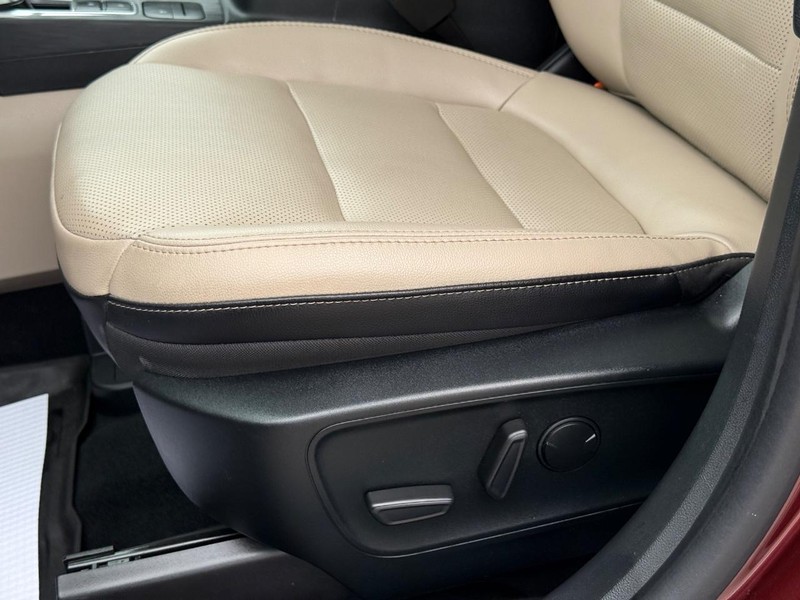 Ford Escape Vehicle Full-screen Gallery Image 25