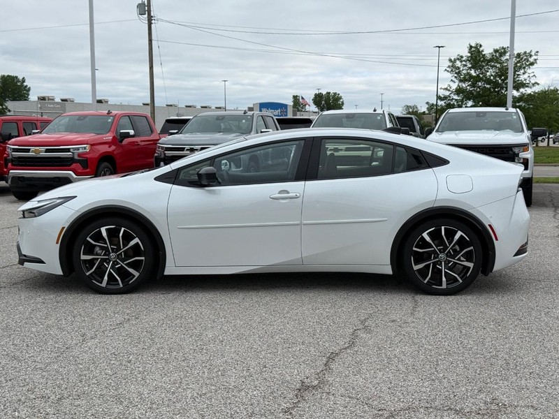 Toyota Prius Prime Vehicle Full-screen Gallery Image 2