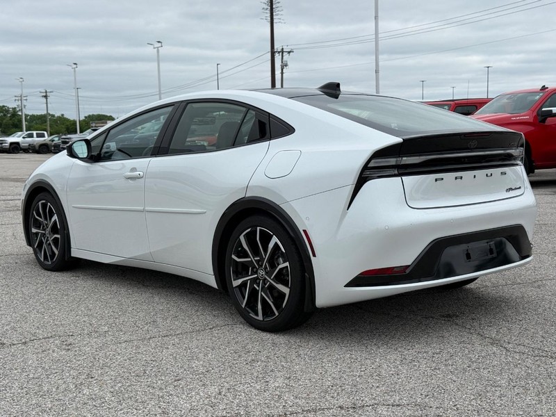 Toyota Prius Prime Vehicle Full-screen Gallery Image 3