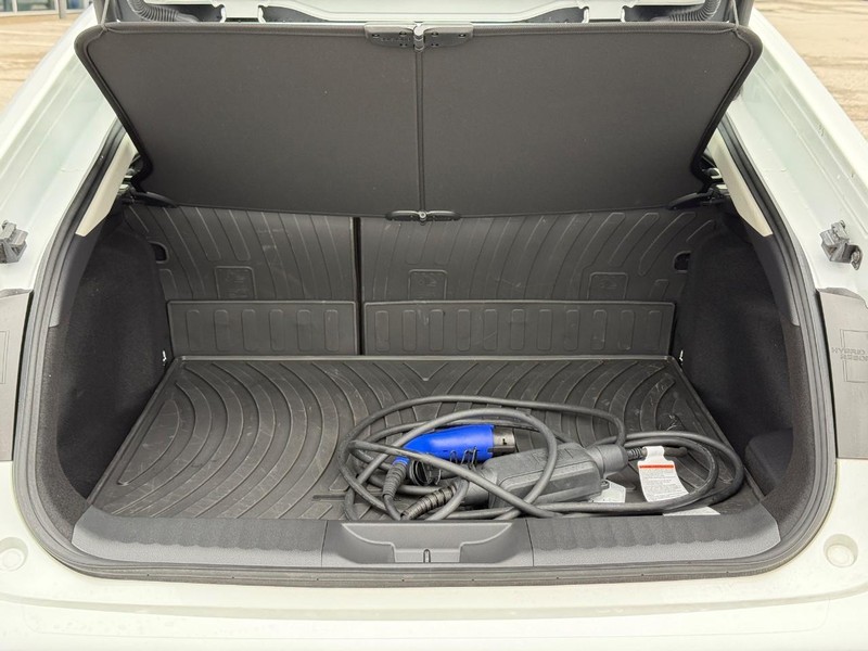 Toyota Prius Prime Vehicle Full-screen Gallery Image 6