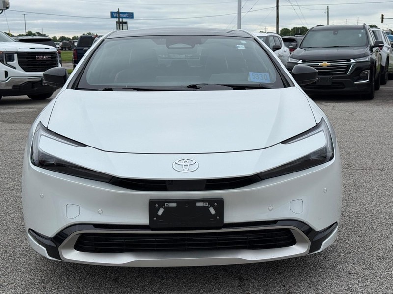 Toyota Prius Prime Vehicle Full-screen Gallery Image 9
