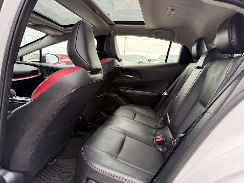 Toyota Prius Prime Vehicle Full-screen Gallery Image 10