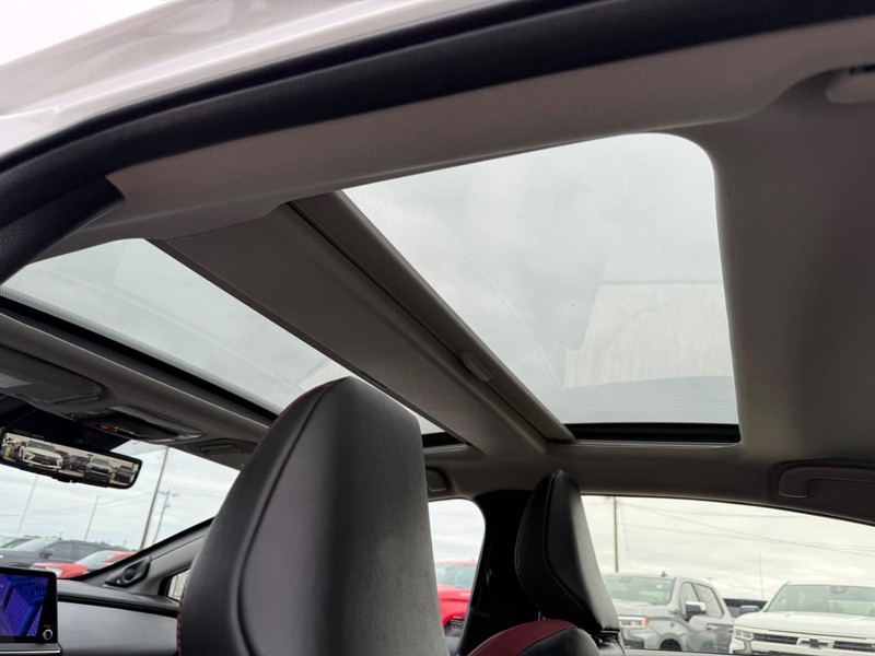 Toyota Prius Prime Vehicle Full-screen Gallery Image 11