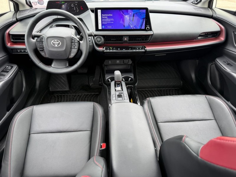 Toyota Prius Prime Vehicle Full-screen Gallery Image 12