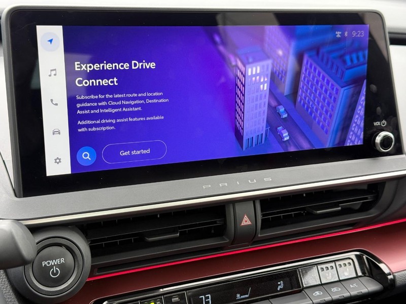 Toyota Prius Prime Vehicle Full-screen Gallery Image 17