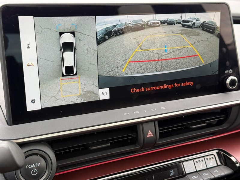 Toyota Prius Prime Vehicle Full-screen Gallery Image 18