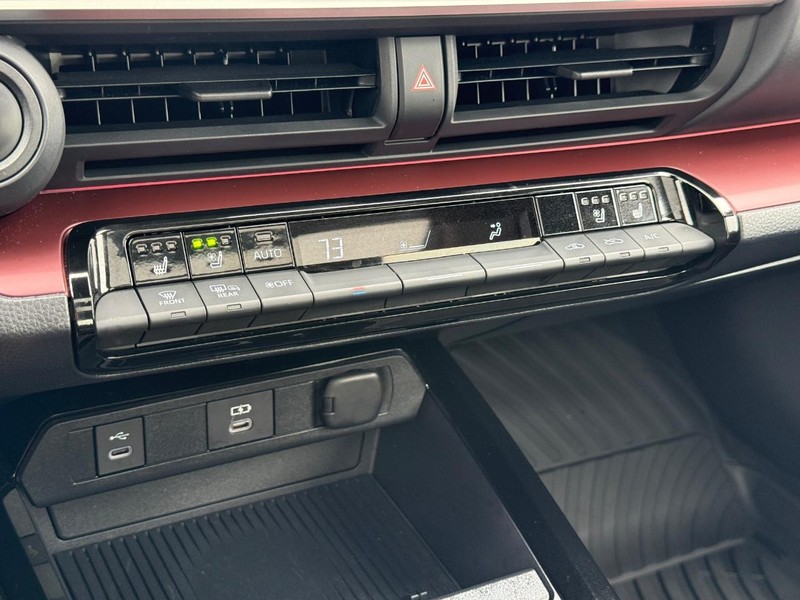 Toyota Prius Prime Vehicle Full-screen Gallery Image 19